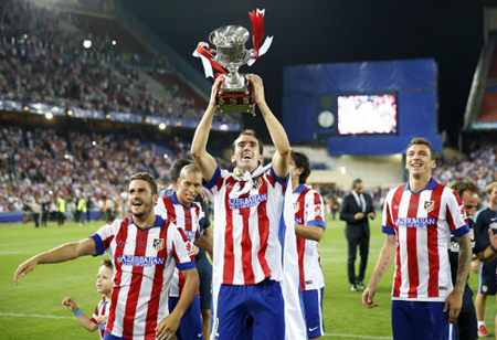 Atletico mừng danh hiệu vô địch đầu tiên của mùa giải.